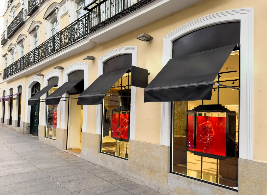 Façade vitrine de magasin en aluminium sur mesure à Hautmont